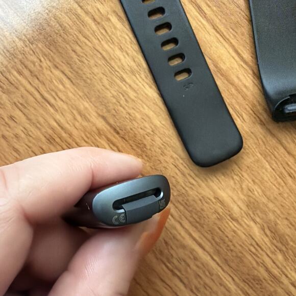 Fitbit Charge 5 Black/ Graphite Stainless Steel Doesn’t Turn On - Picture 6 of 11